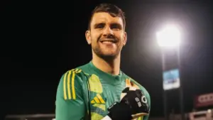 Maarten Paes ke Ajax Amsterdam