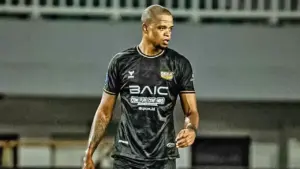 Penalti Alex Martins