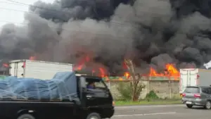 Kebakaran Pabrik di Jalan Cibolerang Bandung